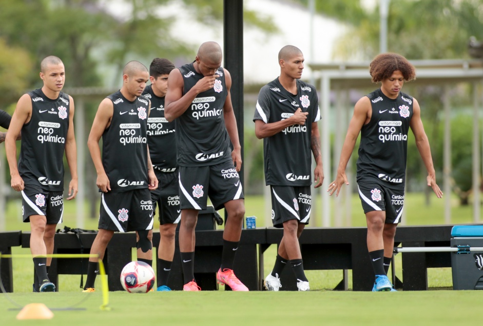 Alguns dos jovens seguem em busca de chance para atuar na equipe principal do Corinthians; cinco deles voltaram a ser relacionados aps cerca de um ms
