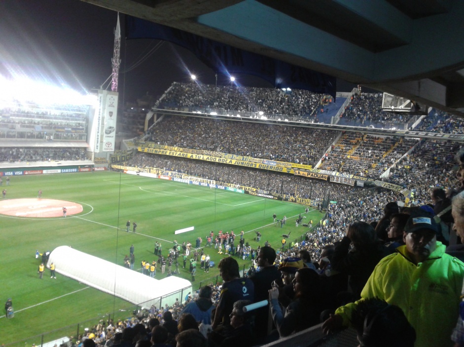 Cerca de 2,5 mil torcedores do Corinthians ocuparam a bandeja superior atrs de um dos gols da Bombonera