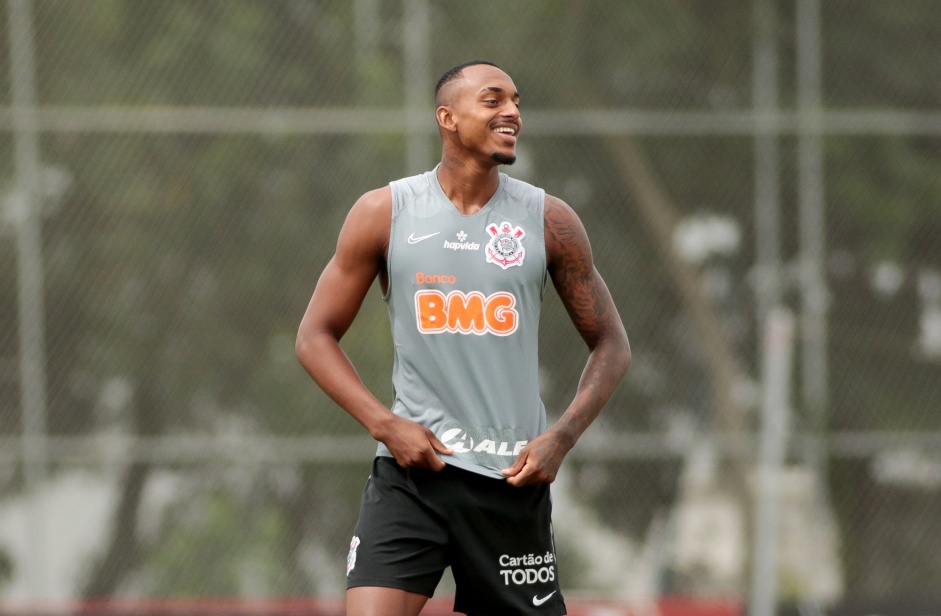 Zagueiro Raul Gustavo chegou a ser titular no Corinthians em 2021, mas perdeu a vaga para Joo Victor