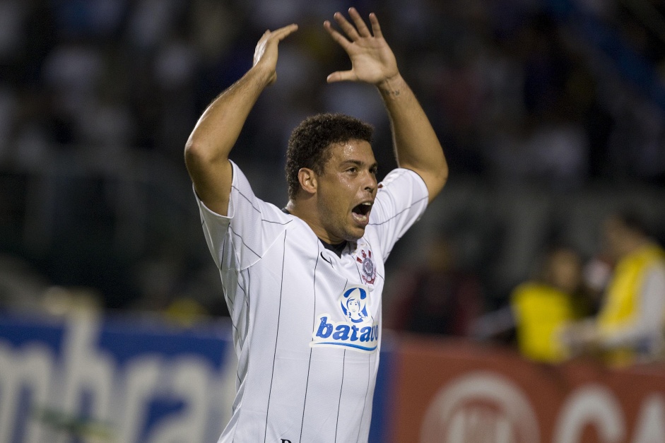 Ronaldo marcou dois gols e garantiu a vitria e classificao do Corinthians para as quartas de final da Copa do Brasil 2009