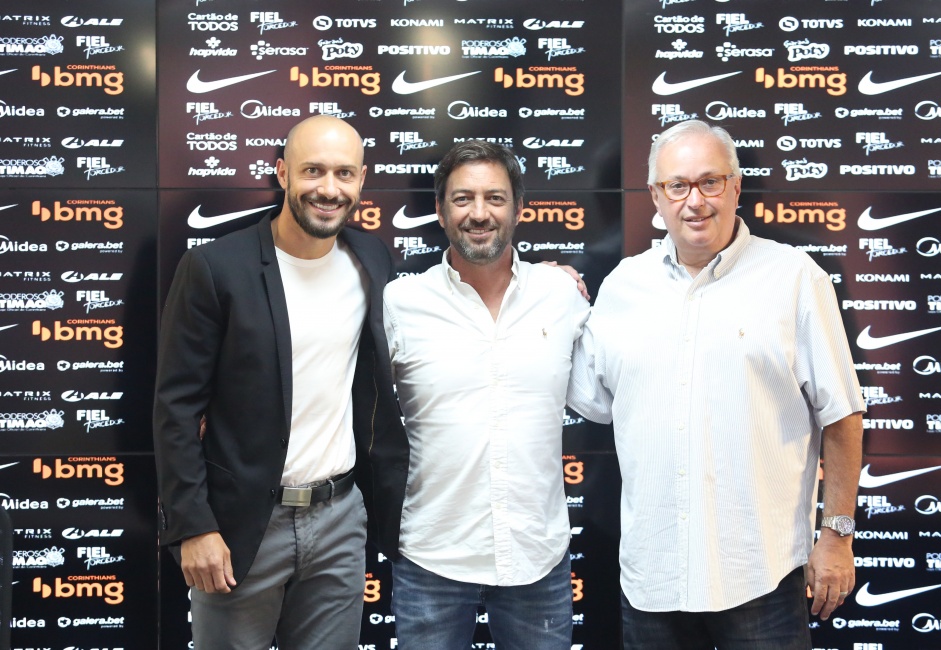 Alessandro (gerente), Duilio Monteiro Alves (presidente) e Roberto de Andrade (diretor) se reuniram na manh desta segunda-feira no CT