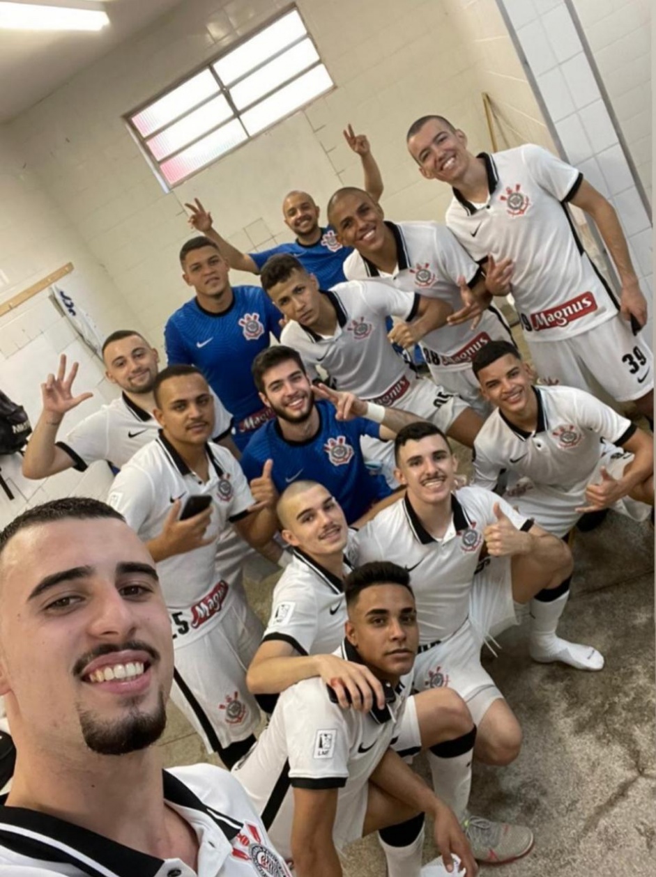 Elenco do Corinthians comemora vitria em estreia do Paulisto de Futsal