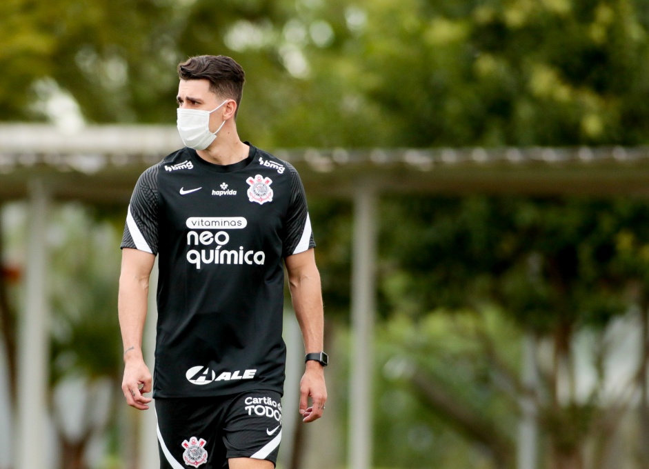Danilo Avelar teve sua sada do clube comunicada h dois meses, mas as partes ainda tentam resolver a situao