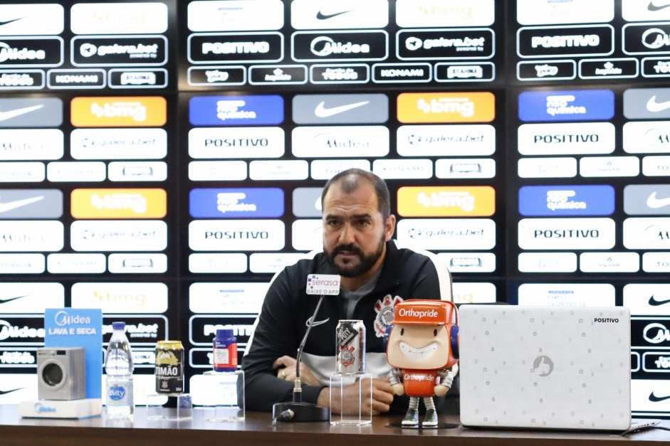 Danilo foi oficialmente apresentado pelo Corinthians nesta quarta-feira; treinador estreia no Sub-23 na quinta
