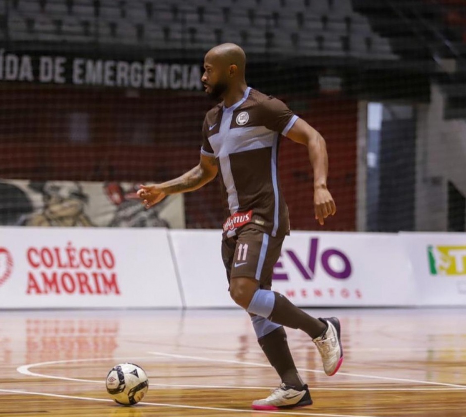 Henrique ficar de fora da temporada do Corinthians no futsal