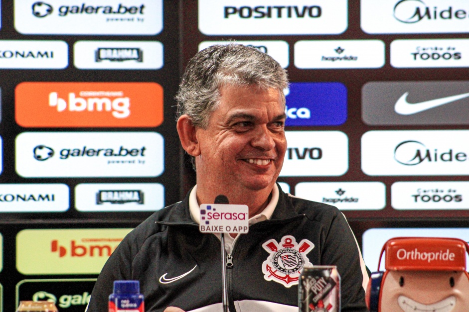 Carlos Brazil concedeu a primeira coletiva como gerente da base do Corinthians