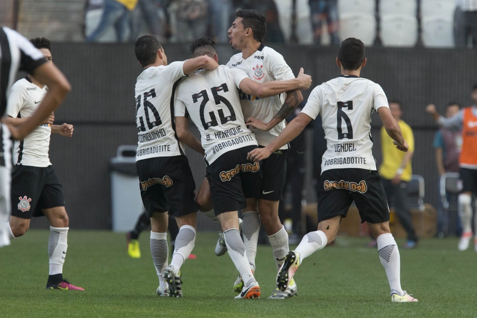 Corinthians encarou o Botafogo e homenageou Tite na camisa