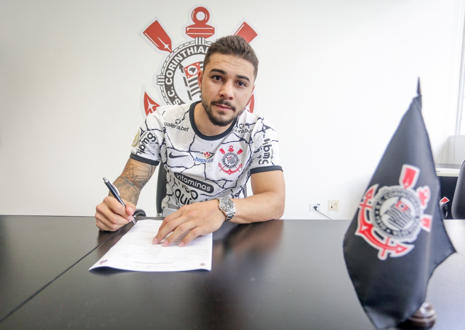 Joo Pedro assinou contrato de emprstimo com o Corinthians
