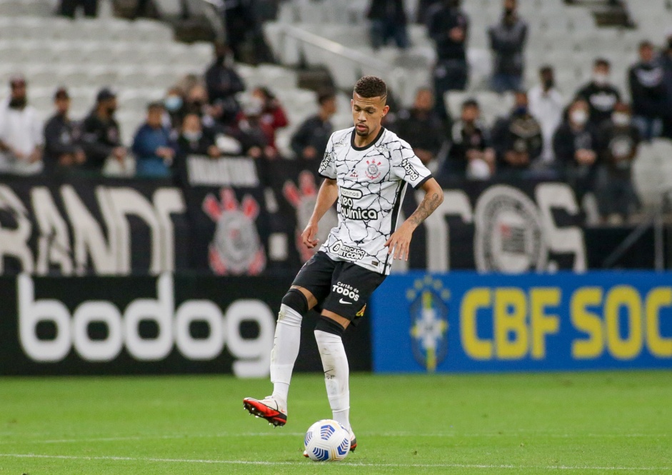 O zagueiro Joo Victor tem boas chances de deixar o Corinthians no meio deste ano