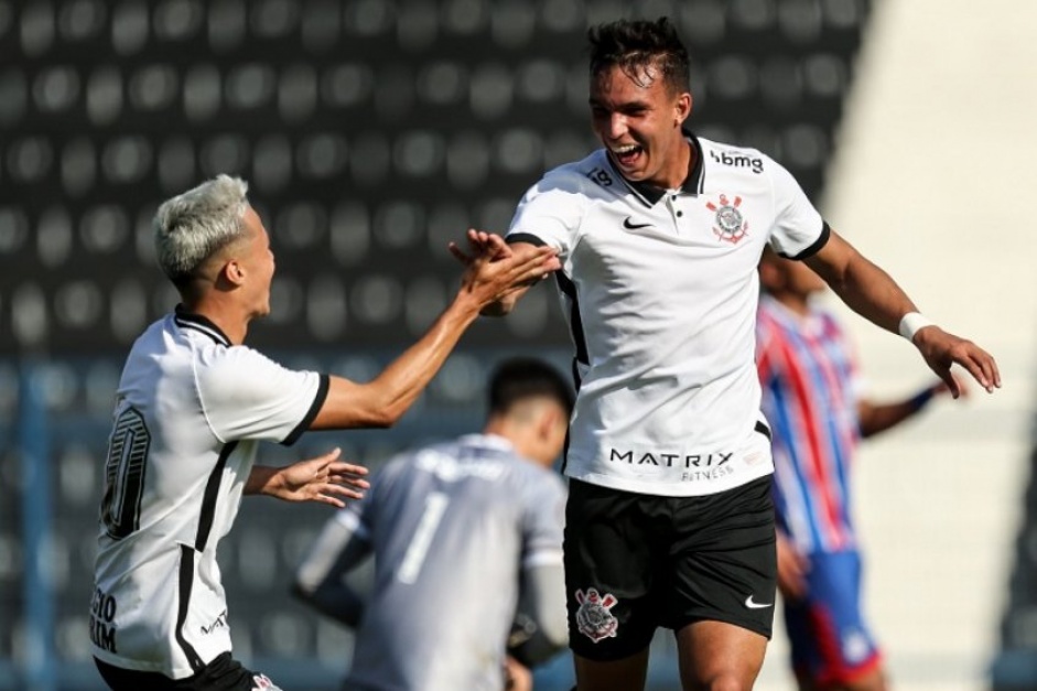 Giovane marcou trs dos cinco gols na goleada do Corinthians neste sbado