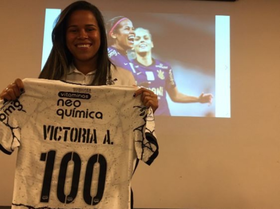 Vic Albuquerque foi homenageada pela marca de 100 jogos pelo Corinthians; atleta est no clube desde 2019