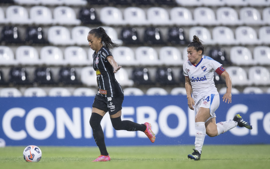 Adriana foi vtima de racismo durante o jogo do Corinthians contra o Nacional
