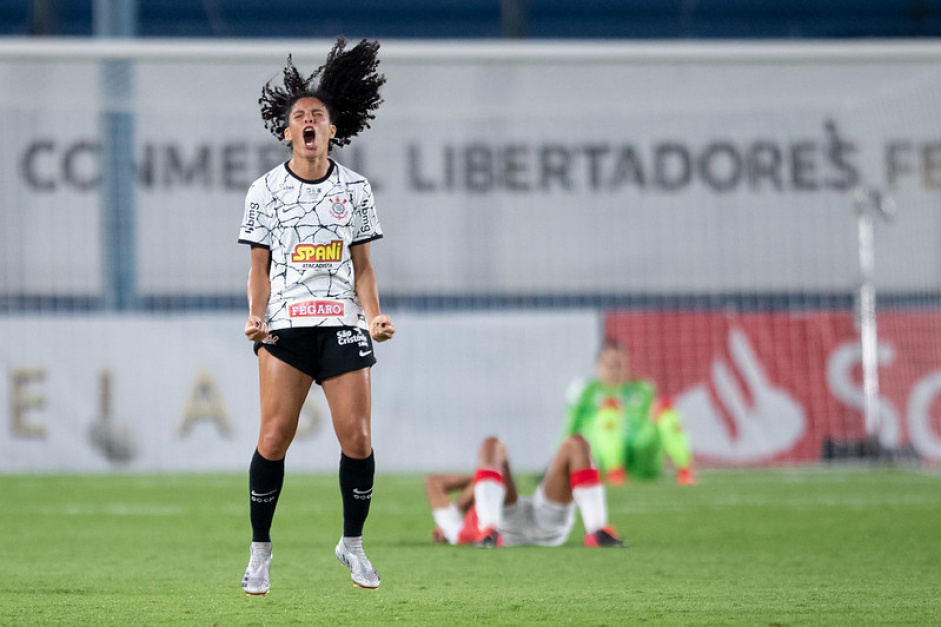 Yasmim  a lateral-esquerda com mais jogos pelo Corinthians feminino; atleta foi usada como zagueira na final da Libertadores 2021