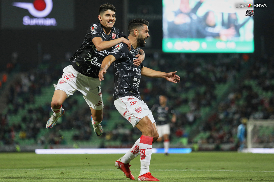Araos comemora o seu gol com um companheiro na noite de domingo, no Mxico