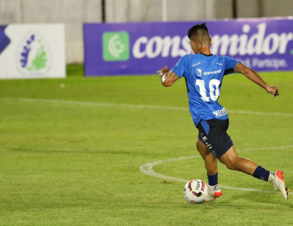 Fabrcio Oya foi o grande destaque na primeira vitria de seu novo clube no Campeonato Paranaense