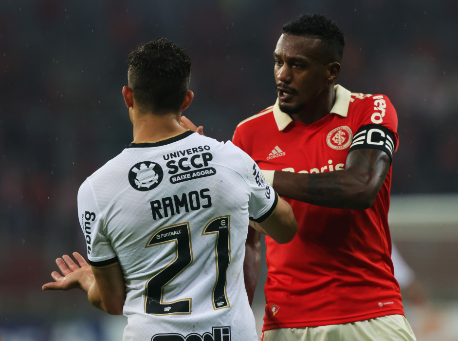 Rafael Ramos e Edenilson durante a confuso no jogo entre Internacional e Corinthians