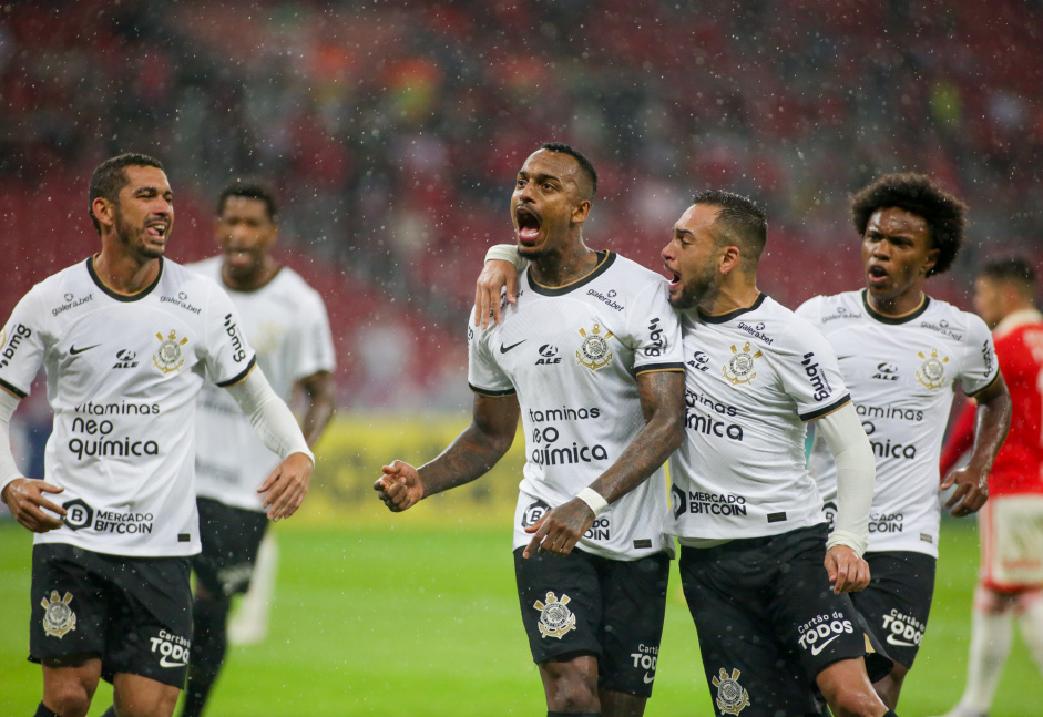 Corinthians  lder do Brasileiro com 13 pontos; equipe contou com tropeo de rival para manter a posio