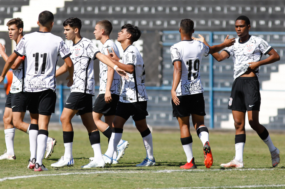 Elenco Sub-17 do Corinthians entra em campo nesta quinta-feira para enfrentar o Palmeiras pelo Brasileiro da categoria