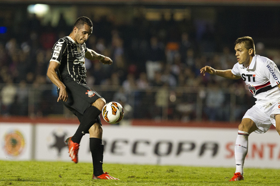 Renato Augusto marcou um gol de cobertura contra o So Paulo na Recopa de 2013
