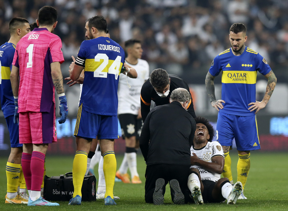 Momento em que Willian sentiu o ombro no primeiro jogo contra o Boca Juniors