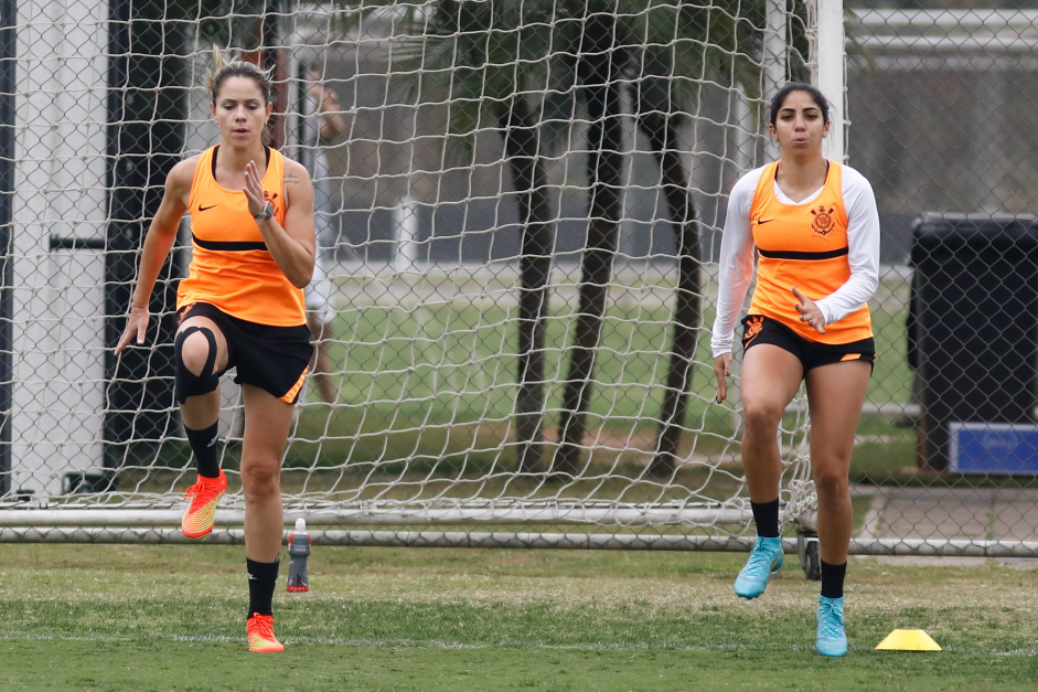 Erika e Kati participaram de atividade no gramado nesta tera-feira; Corinthians encerrou preparao para estreia no Paulista