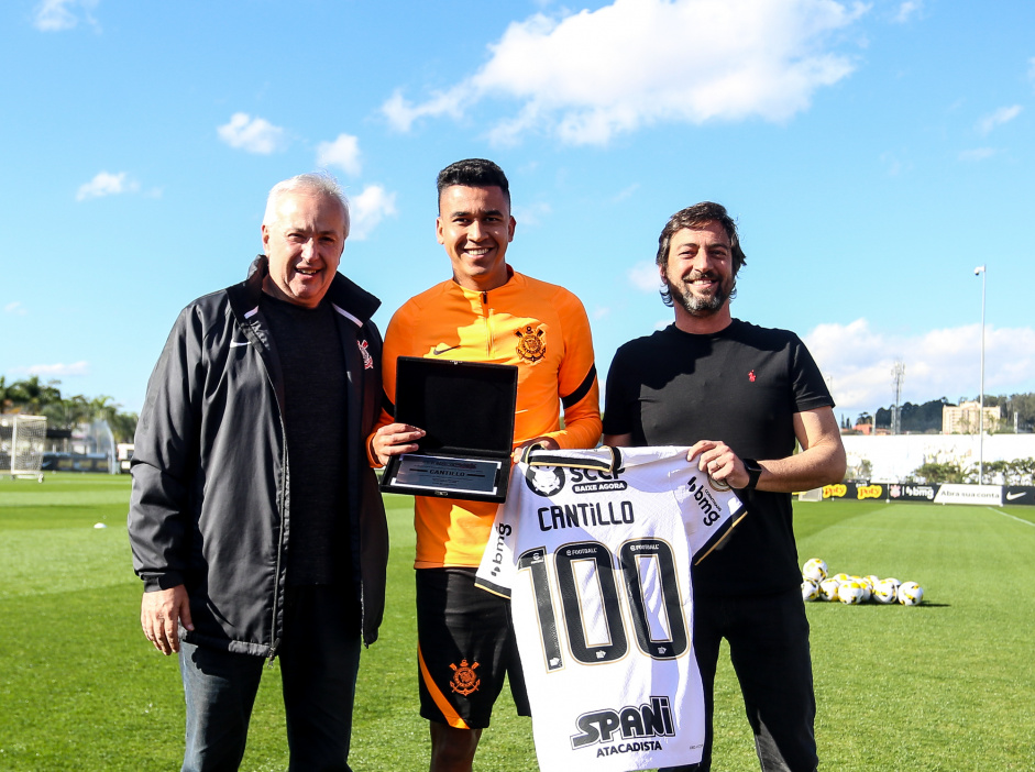 Cantillo recebeu uma placa comemorativa pelos 100 jogos com a camisa alvinegra