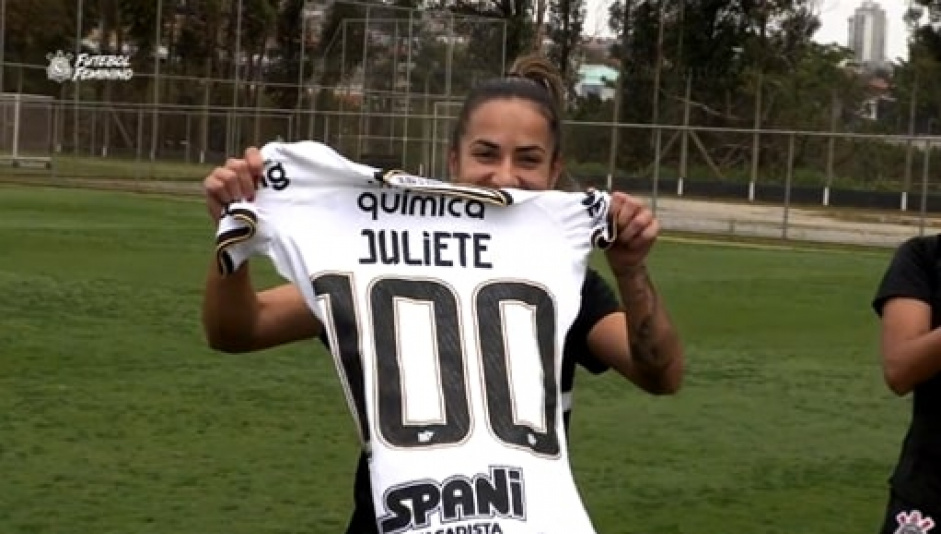 Juliete recebeu uma camisa parabenizando os 100 jogos pelo Corinthians