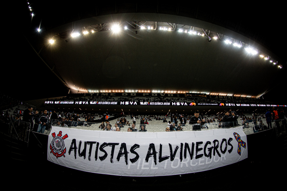Faixa da torcida Autistas Alvinegras  estendida em jogos do Corinthians no setor Leste da Neo Qumica Arena