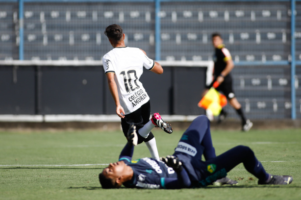 Pedrinho e Juninho marcaram os gols da vitria do Corinthians