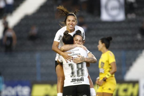 Portilho, Fernanda e Millene comemoram gol do Corinthians contra o Red Bull Bragantino