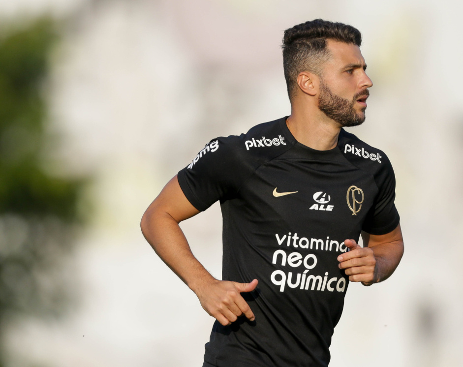 Jnior Moraes, que segue registrado na FPF como atleta do Corinthians, no faz parte do elenco alvinegro h mais de dois meses; jogador deixou o clube com apenas 21 jogos e um gol