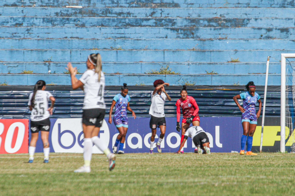 Carol Nogueira comemorando seu gol contra o Taubat