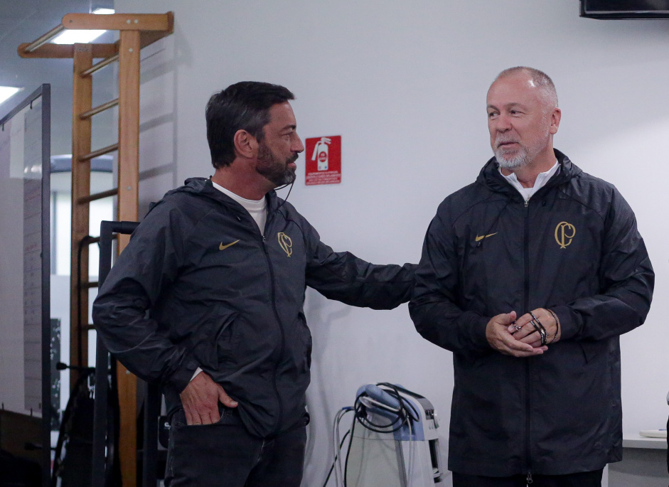 Duilio Monteiro Alves e Mano Menezes na apresentao do treinador ao elenco do Corinthians