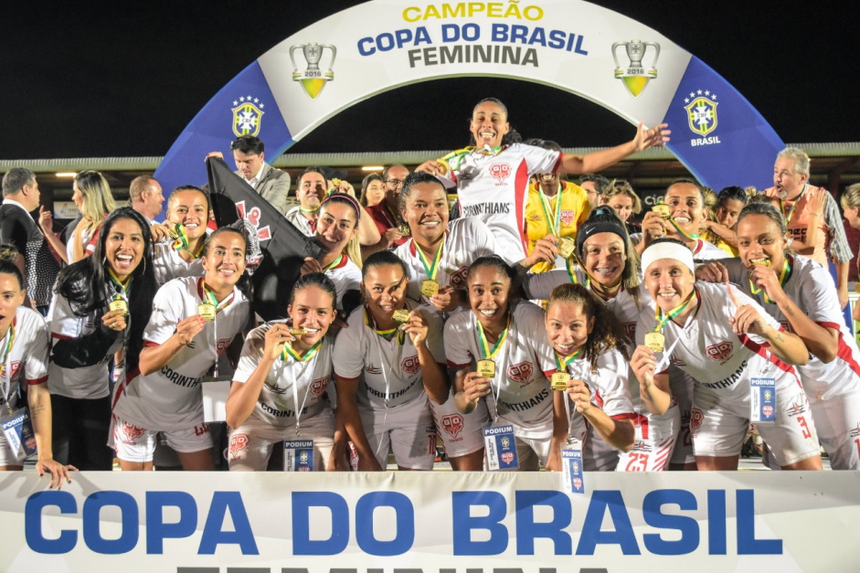 O elenco do Corinthians comemorando o ttulo da Copa do Brasil de Futebol Feminino de 2016