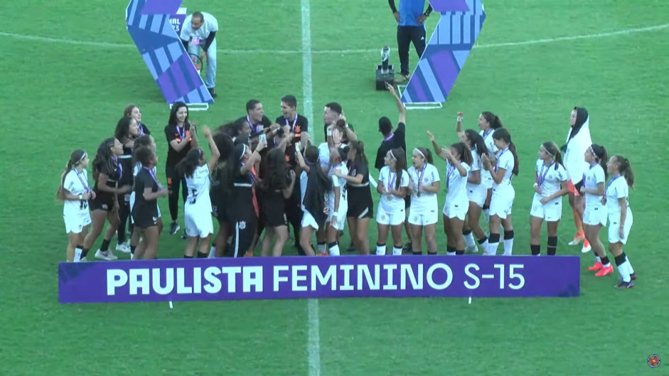 O Corinthians ganhou o ttulo indito do Paulista Feminino Sub-15 neste domingo
