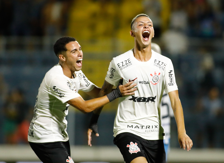Higor e Kayke comemorando gol do Corinthians na Copinha