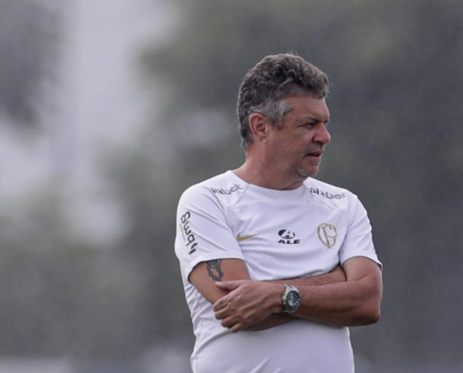 Julio Suman deixou o CT do Corinthians aps retornar ao clube; fisioterapeuta sai por divergncias internas