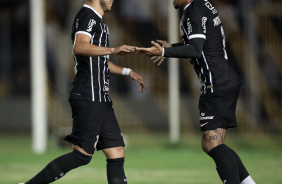 Matheus Frana comemorando gol do Corinthians com Romero