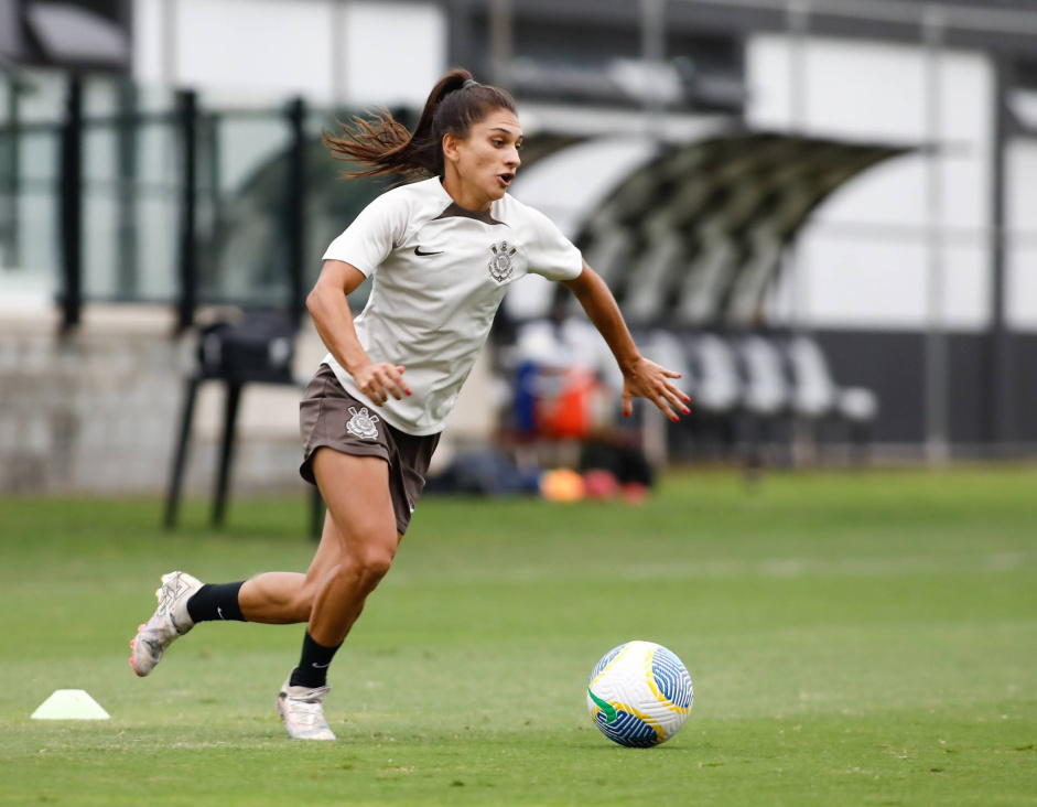 Letcia Santos detalha preparao durante a Data Fifa e sua adaptao ao futebol brasileiro