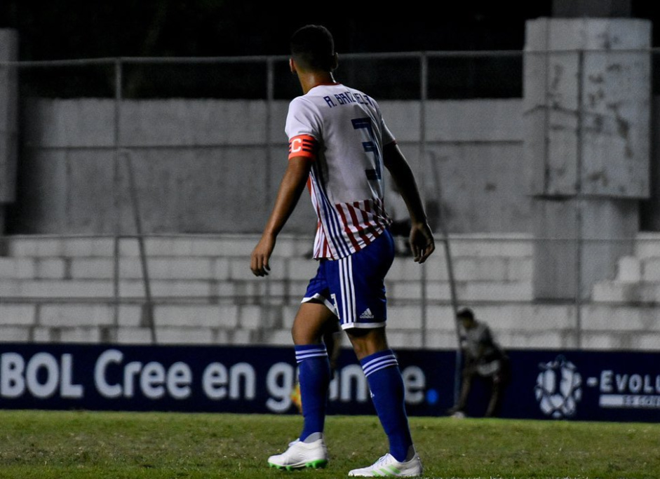 Adrin Brizuela atualmente defende o Tacuary, do Paraguai