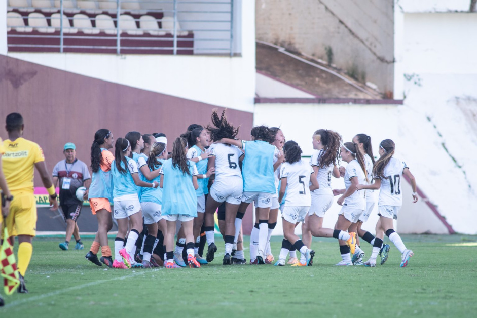 Jogadoras do Corinthians Feminino Sub-15 comemorando gol