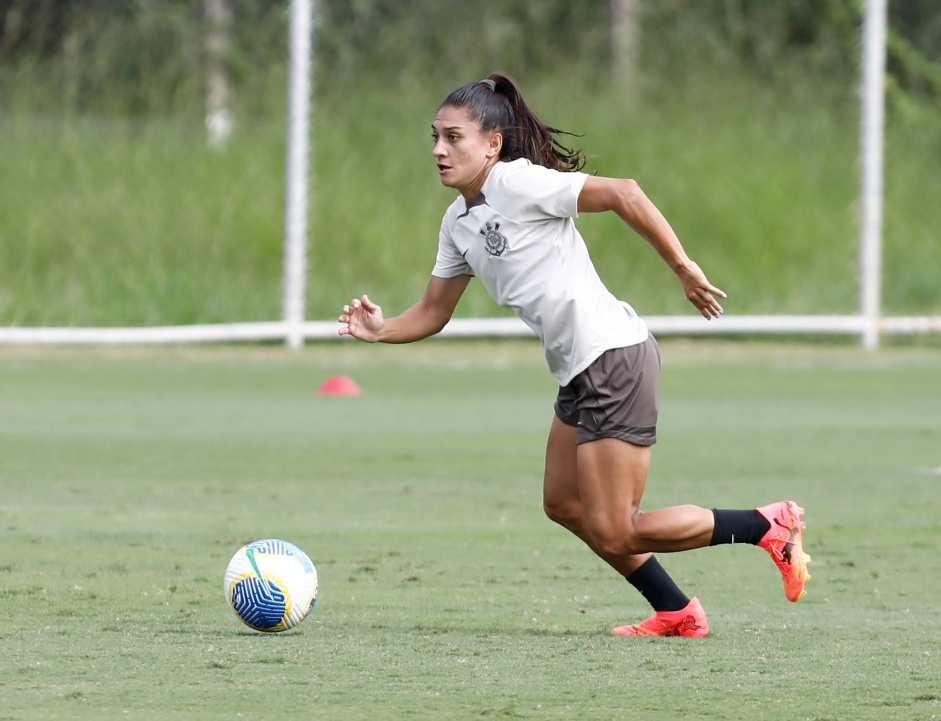 Letcia Santos em ao durante treino do Corinthians Feminino