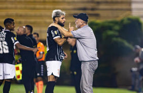Yuri Alberto e Mano Menezes conversando aps o atacante ter sido xingado pelo treinador