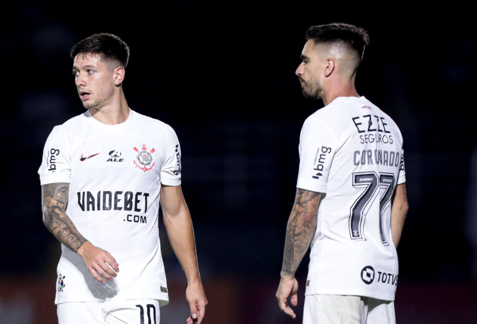 Coronado e Garro viram tema de entrevista de volante do Corinthians em incio juntos