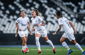 Corinthians bate o Botafogo em jogo de pouca criatividade e segue invicto no Brasileiro Feminino