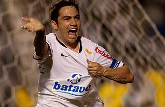   Em jogada ensaiada, zagueiro Chico marcou o gol da virada do Corinthians