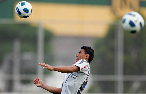 Com a cabea no Corinthians: Paulinho no quer saber de especulaes na reta final do Brasileiro