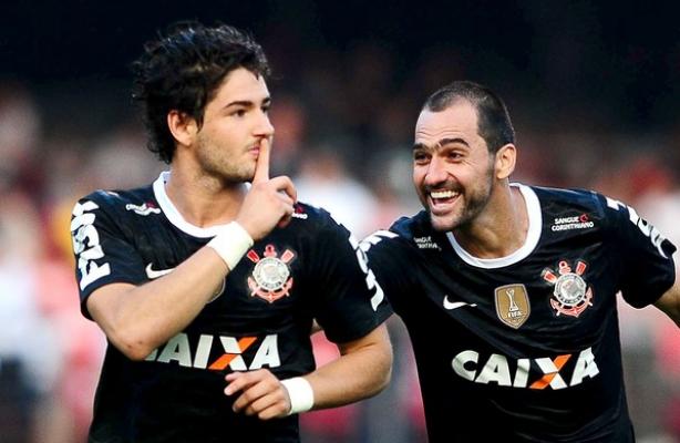 Com gols de Pato e Danilo, Corinthians ganhou mais uma vez do fregus do Morumbi