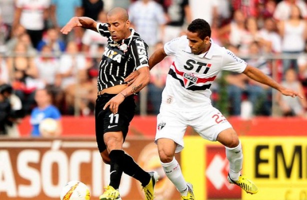 Corinthians e So Paulo se enfrentando no Paulisto 2013