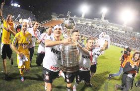 Corinthians levantando a taa da Libertadores